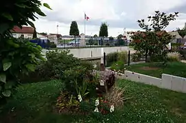 Jardin des Senteurs et monument aux morts.