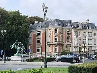 L'entrée du square du Bois, à droite, située avenue Louise.