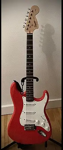 Une Squier Stratocaster rouge, série Affinity