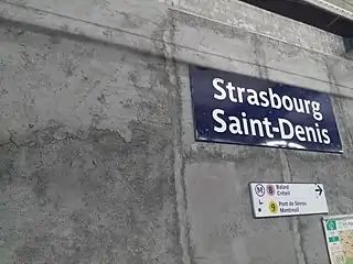 Une plaque nominative du quai de la ligne 4, alors en travaux,en août 2018.