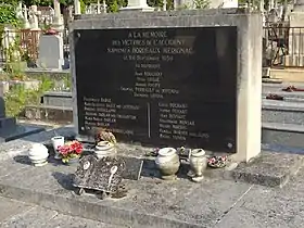 Stèle à la mémoire des victimes dans le cimetière de la Chartreuse