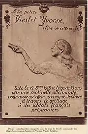 Stèle commémorative apposée en 1919 dans la cour de l'école que fréquentait Yvonne à Monceau-sur-Sambre.