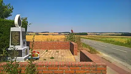 Le monument commémoratif et vue générale du plateau vers la vallée des Evoissons.