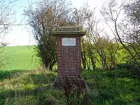 La stèle de la Boîte à Cailloux  en 2017.