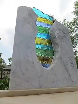 Stèle funéraire contemporaine Carlo Roccella.Cimetière du Père-Lachaise, Paris.