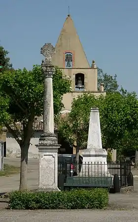 Stèle « maçonnique » devant l'église.