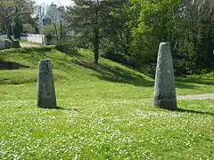 Les deux stèles protohistoriques situées devant la chapelle Saint-Philibert 2.