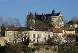 Château et maisons, vus de l'ouest.