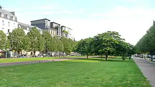 Sensiblement au même endroit, en 2008 : l'autoroute est couverte d'une dalle, au-dessus du tunnel du Landy, constituant une promenade plantée. La route nationale, ici l'avenue du Président-Wilson n'a plus qu'une fonction de desserte locale ou de délestage de l'autoroute lorsqu'elle est saturée.