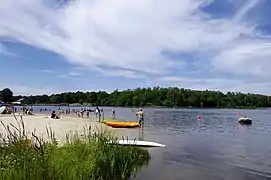 La plage aménagée de l'étang.