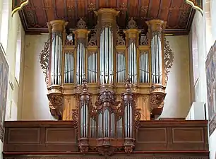 Photographie d'un orgue de tribune.