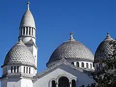 Photographie en couleurs d'une église de style néo-byzantin avec toiture en dôme.