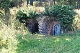 L'entrée de caves dans le village de Saint-Julien.