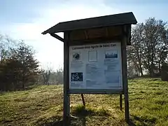 Panneau d'information sur le lieu de l'ancienne mine de lignite.