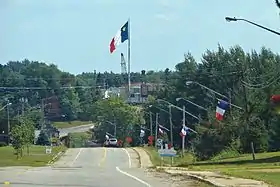 Drapeaux acadiens à Saint-Louis-de-Kent.