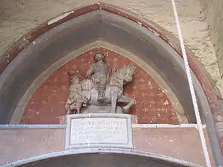 Statue de saint Martin au tympan de l'église.