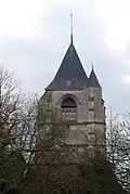 Clocher de l'église, vu depuis des jardins et vergers.