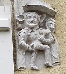 Les retombants en cul-de-lampe représentent d'un côté un joueur de chabrette et, de l'autre, un bouffon qui tient de la main gauche une marotte à face d'animal.