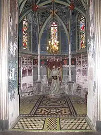 Chapelle de l'Ange avec baptistère.