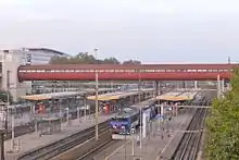 Vue générale de la gare de Saint-Quentin-en-Yvlines. Le VB2N poussé par un BB 7600, assure la mission PORO pour la gare de Paris Montparnasse sur la ligne N.