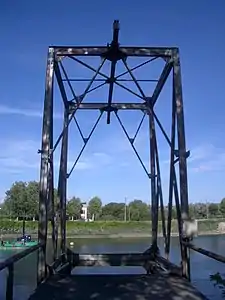 Quai de chargement des bouées pour le baliseur,face à la DDE maritime.