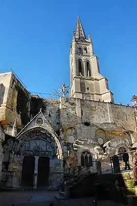 Vue du portail et du clocher de l'église.