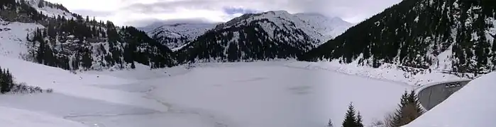 Le lac et le barrage en hiver