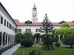 La cour du monastère