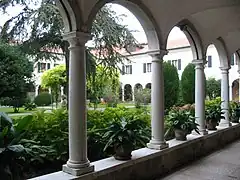 La cour du monastère