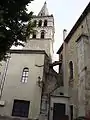 Église, escalier extérieur entre tour et nef.