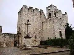 Église Saint-Laurent de Saint-Laurent-des-Arbres (Gard), construite au XIIe siècle, fortifiée au XIVe siècle.