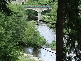 L'Eysse (à gauche) affluent dans l'Eyrieux (avec pont).