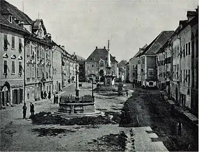 Avant l'adduction d'eau potable, les fontaines étaient décoratives, mais aussi fonctionnelles. Ici : double fontaine de St-Veit (Autriche) en 1898.