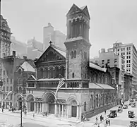 Église Saint-Barthélemy de Manhattan construite de 1872 à 1876 avec le portail de Stanford White, inspiré par l'abbaye de Saint-Gilles-du-Gard en Provence.