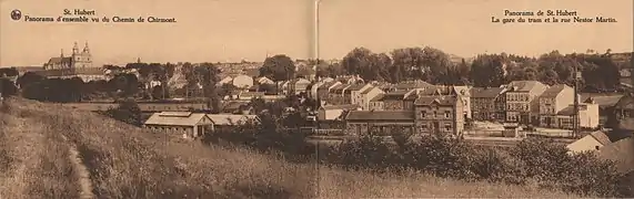 Panorama de la ville, la gare est au premier plan. On peut distinguer sur la droite le bâtiment des recettes, sur la gauche les remises. À l'extrême droite à l'ouest, la ligne emprunte en accotement l'avenue Nestor Martin puis la route de Poix (N808) jusqu'à la gare de Poix.