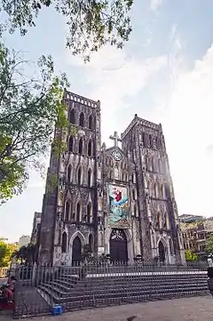 Parvis de la cathédrale Saint-Joseph à Hanoï.
