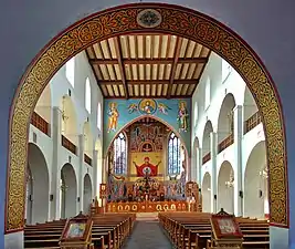 L'intérieur d'une église ornée de fresques orthodoxes.