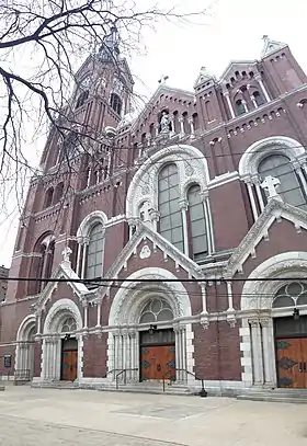 L'église Saint-Michel, de style néo-roman, dans le quartier de Old Town.