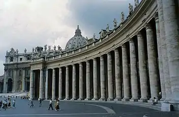 Détail de la colonnade de la place Saint-Pierre, Cité du Vatican.