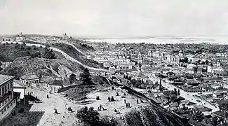 Sur la moitié gauche de cette vue de Podil au xixe siècle, le monastère avec sa clôture montant toute la colline de Zamkova Hora jusqu'à l'église de la Trinité (détruite).