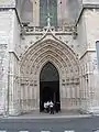 Le portail occidental est représentatif de la sculpture gothique tardive dans le sud-ouest de la France.