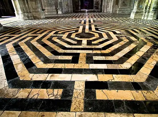 Labyrinthe de forme octogonale constitué de pierres noires et blanches