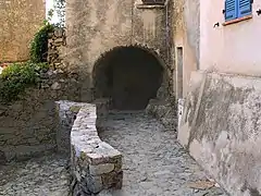 Ruelles et passages voûtés pour accéder au haut du village.