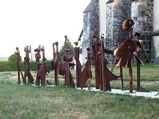 Groupe de statues contemporaines : La noce,par Jean-Claude Delagneau. Côté nord de l'église