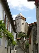 Une ruelle de Saint-Bertrand-de-Comminges, avec la tour-clocher de la cathédrale.