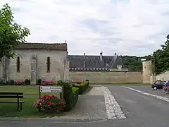 Côté église, la tourelle ancienne dans le mur de clôture