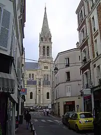 L'église Saint-Clodoald vue de la rue de l'Église.