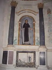 Un des autels de la chapelle Saint-Fiacre de Radenac : statue de Saint Fiacre.