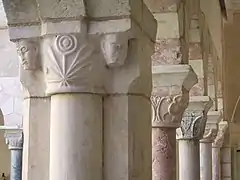 Enfilade de chapiteaux du cloître