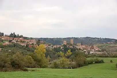 Vue depuis le sud,avec la vallée du Ris Serpentin devant le village.